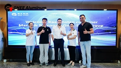 Cliente do Cazaquistão visita GNEE para produção de produtos de alumínio da s...